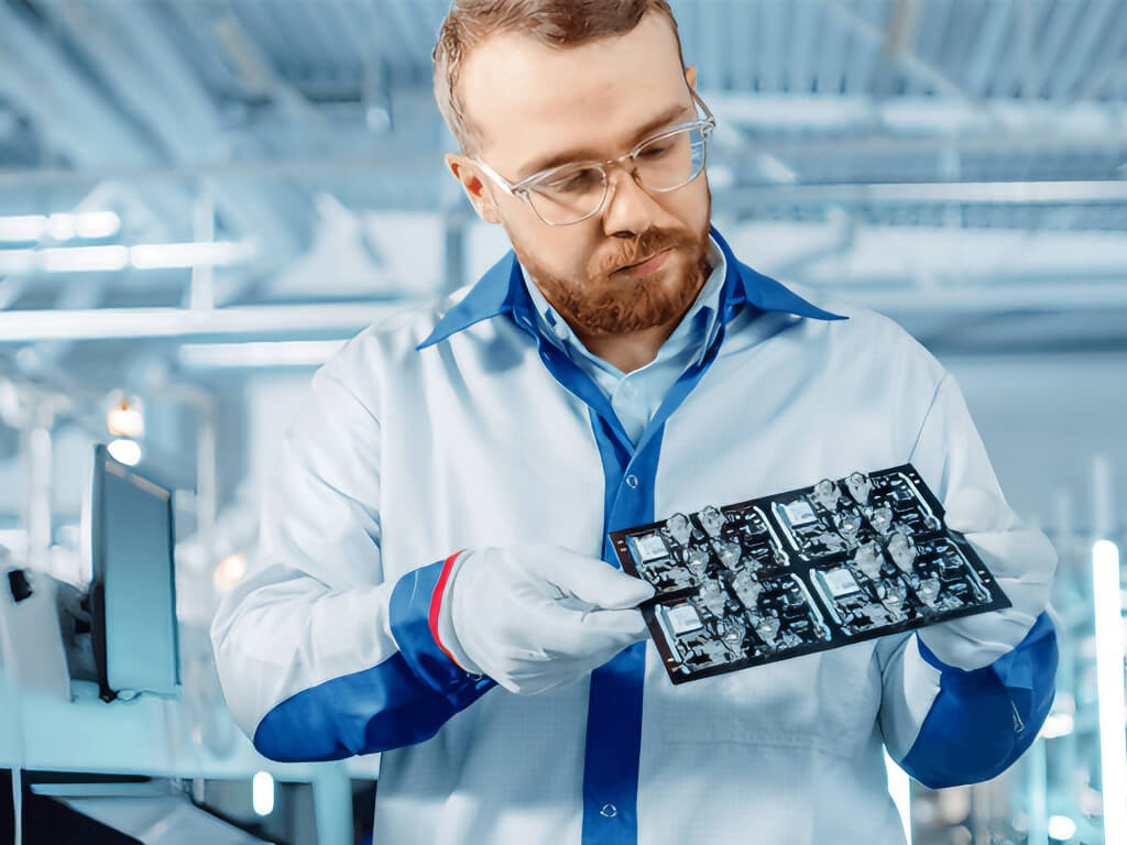 Ein Ingenieur inspiziert die gefertigte industrielle Steuerungsplatine erneut