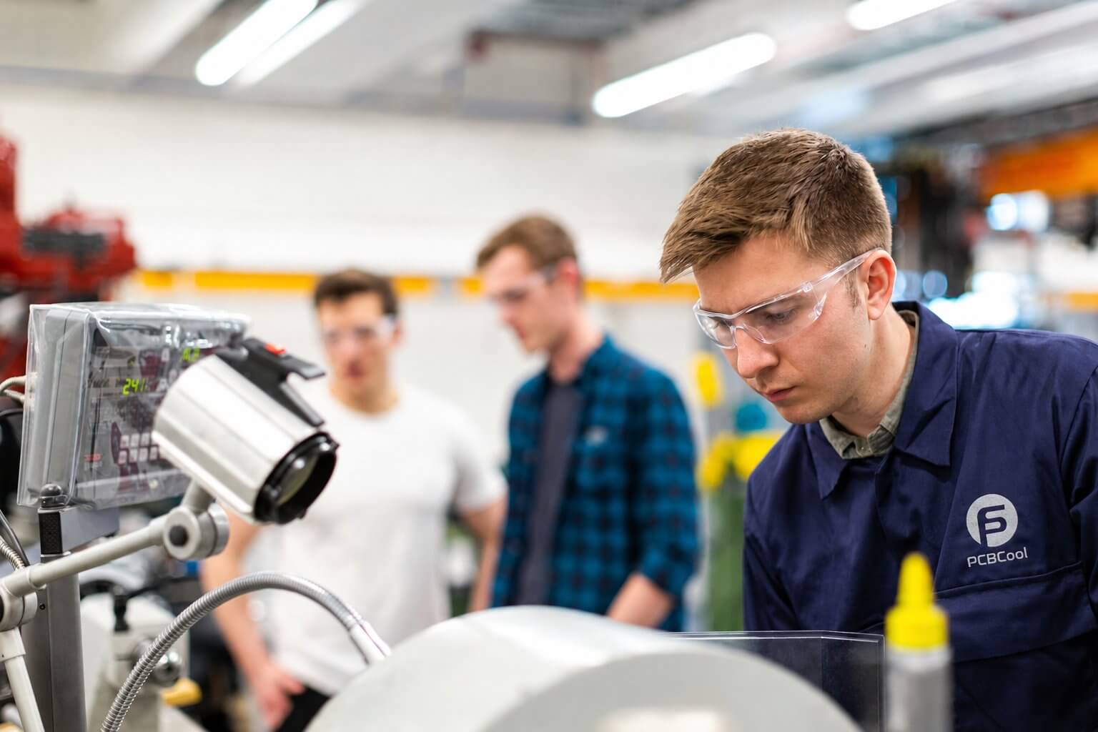 PCBCool-Ingenieure überprüfen Dokumente zur Elektronikfertigung