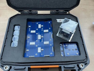 La placa PCBA del CubeSat está en la caja